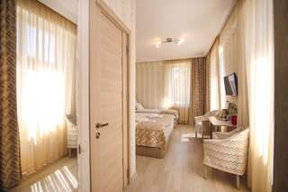 Отель Hotel Kenari Тбилиси Трехместный номер с окном-1