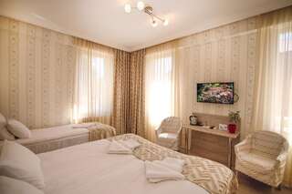 Отель Hotel Kenari Тбилиси Трехместный номер с окном-5